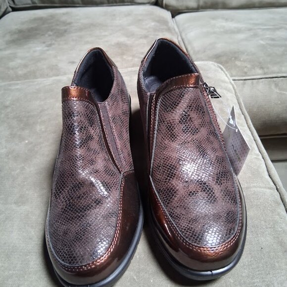 Flexus by Spring Step Concha Brown Patent Leather Wedge Slip On Shoes NIB Sz 8.5 - Picture 2 of 8